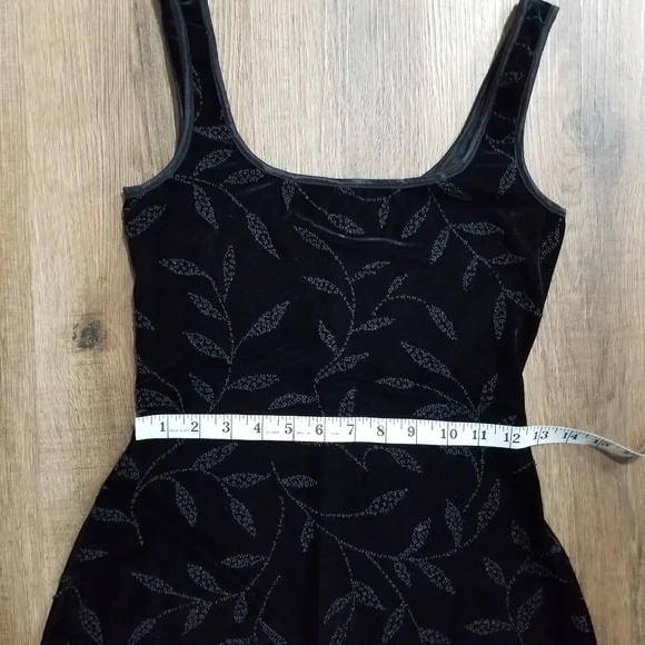 Sz S (fits 2-4 or a curvy 0) 90s Vintage Cache Black Velour Gown w/ Floral Beads - Picture 6 of 8